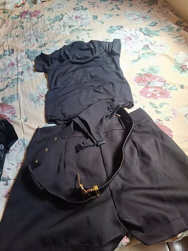 Roupa preta desbota rápido: tem como evitar?