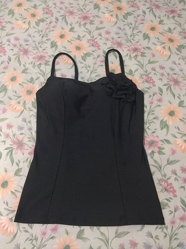 Roupa preta desbota rápido: tem como evitar