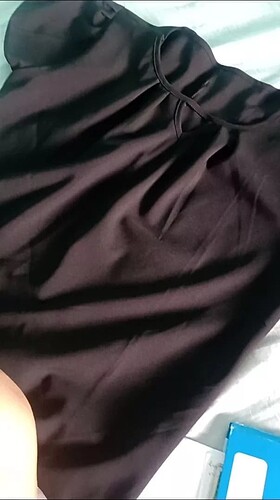 Roupa preta desbota rápido: tem como evitar?